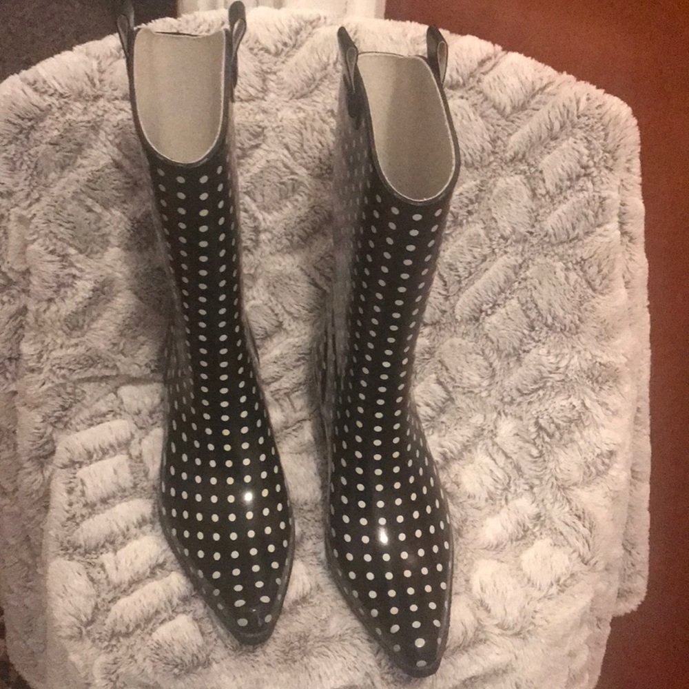 Size 9 pointed toe polka dot rain boots